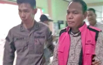 Diduga Arahkan ” Maling” Dana Hibah Pilkada 4,6M, Mantan Ketua Bawaslu OKUT di “Borgol”