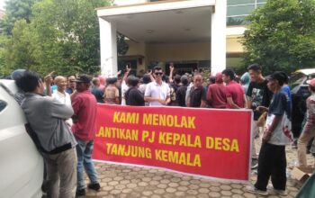 PENOLAKAN PELANTIKAN PJ KADES, WARGA TANJUNG KEMALA SERUKAN AKSI DAMAI
