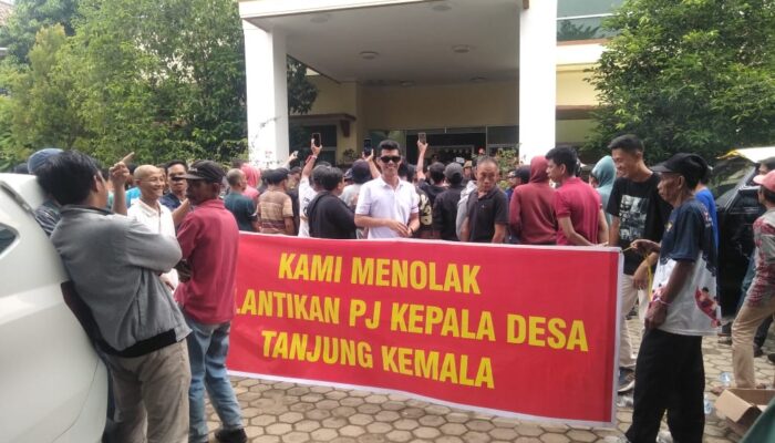 PENOLAKAN PELANTIKAN PJ KADES, WARGA TANJUNG KEMALA SERUKAN AKSI DAMAI